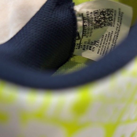 Nike phantom Yellow athletic shoes Vibrant Modern Design - Picture 5 of 5